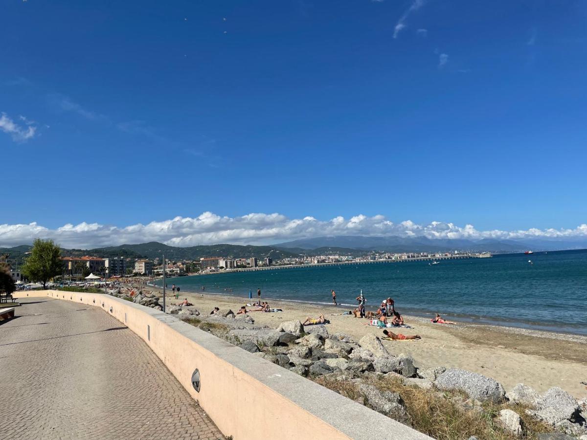 Summer Vado Ligure Esterno foto